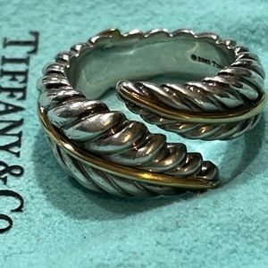 Tiffany & Co. 18k gold & 925 sterling silver feather leaf ring. Great condition.
